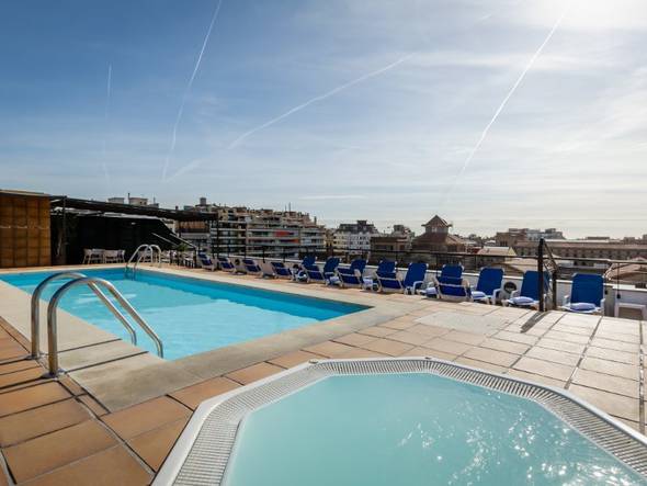 Terrace with outdoor pool, jacuzzi and solarium area Sunotel Junior  Barcelona