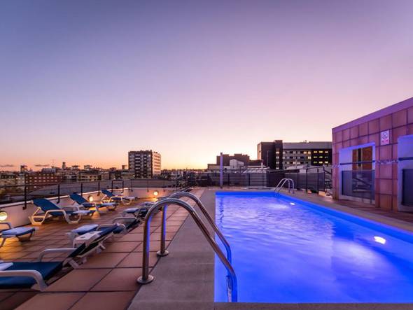 Terraza con piscina al aire libre, jacuzzi y zona de solárium  Sunotel Aston Barcelona