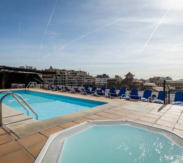 Terraza con piscina al aire libre, jacuzzi y zona de solárium  Sunotel Junior Barcelona