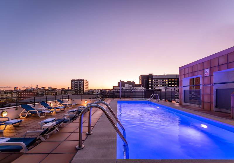 Terrassa amb piscina, jacuzzi i rooftop bar  Sunotel Aston Barcelona