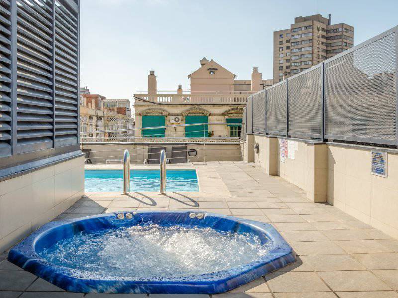 Outdoor pool & jacuzzi Sunotel Club Central  Barcelona
