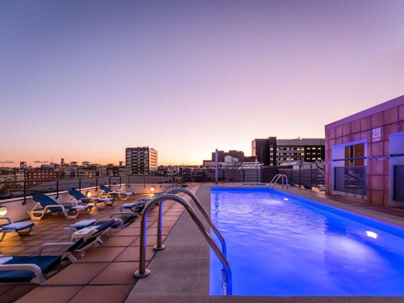 Terrasse avec piscine extérieure, jacuzzi et solarium.  Sunotel Aston Barcelona