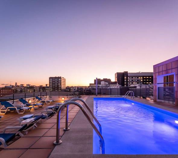 Terrasse avec piscine extérieure, jacuzzi et solarium.  Sunotel Aston Barcelona