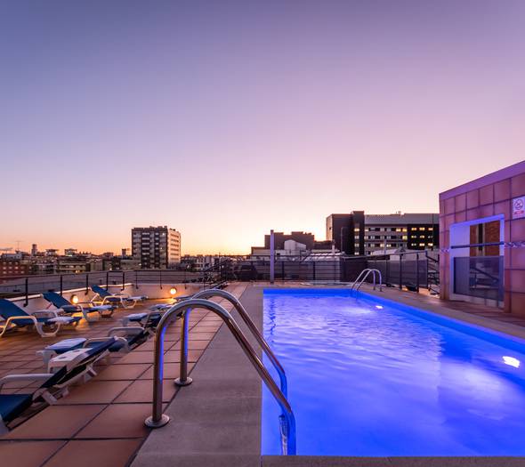 Terrace with outdoor pool, jacuzzi and rooftop bar Sunotel Aston  Barcelona